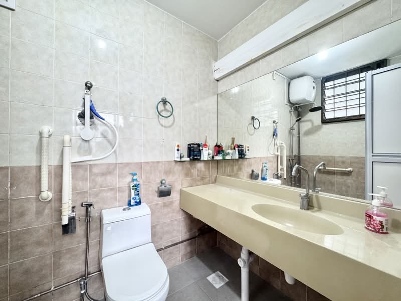 661 Choa Chu Kang Crescent, 661 Choa Chu Kang Crescent, 4 Bedrooms, 1,518 sqft, HDB Flat For Sale, by Shawn Low, 500208488 - Master Bathroom - PropertyGuru.com.sg