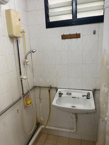 53 Lorong 5 Toa Payoh, 53 Lorong 5 Toa Payoh, 2 Bedrooms, 731 sqft, HDB Flat For Sale, by Janet Liu, 500208585 - Bathroom - PropertyGuru.com.sg