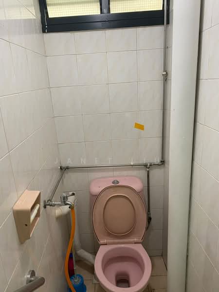 53 Lorong 5 Toa Payoh, 53 Lorong 5 Toa Payoh, 2 Bedrooms, 731 sqft, HDB Flat For Sale, by Janet Liu, 500208585 - Bathroom - PropertyGuru.com.sg
