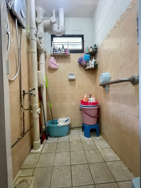 195 Golden Clover, 195 Kim Keat Avenue, 2 Bedrooms, 689 sqft, HDB Flat For Sale, by Ashcvin Mani, 500208656 - Bathroom - PropertyGuru.com.sg