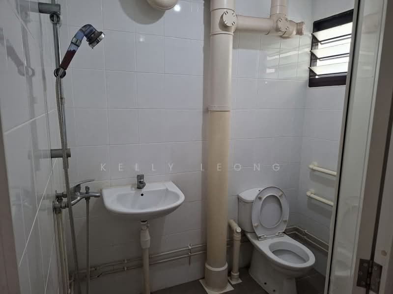 717 Clementi West Street 2, 717 Clementi West Street 2, Room Rental, 100 sqft, HDB Flat For Rent, by Kelly Leong, 500208662 - Bathroom - PropertyGuru.com.sg