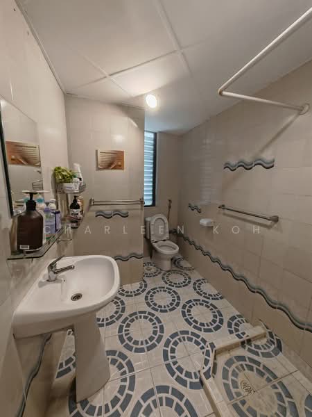 Lakepoint Condo, 10 Lakepoint Drive, Room Rental, 100 sqft, Condominium For Rent, by Charleen Koh, 500208688 - Bathroom - PropertyGuru.com.sg