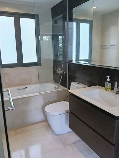Waterfront Isle, 738 Bedok Reservoir Road, 2 Bedrooms, 990 sqft, Condominium For Rent, by Asley Ho, 500208719 - Bathroom - PropertyGuru.com.sg