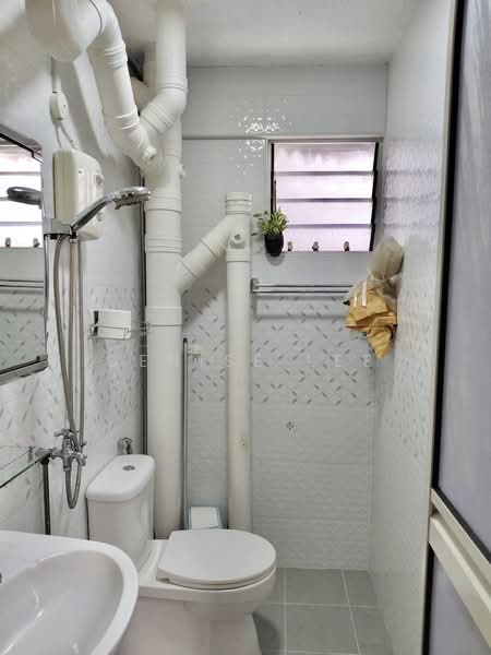 237 Serangoon Avenue 3, 237 Serangoon Avenue 3, Room Rental, 121 sqft, HDB Flat For Rent, by Denise Lee, 500208752 - Bathroom - PropertyGuru.com.sg