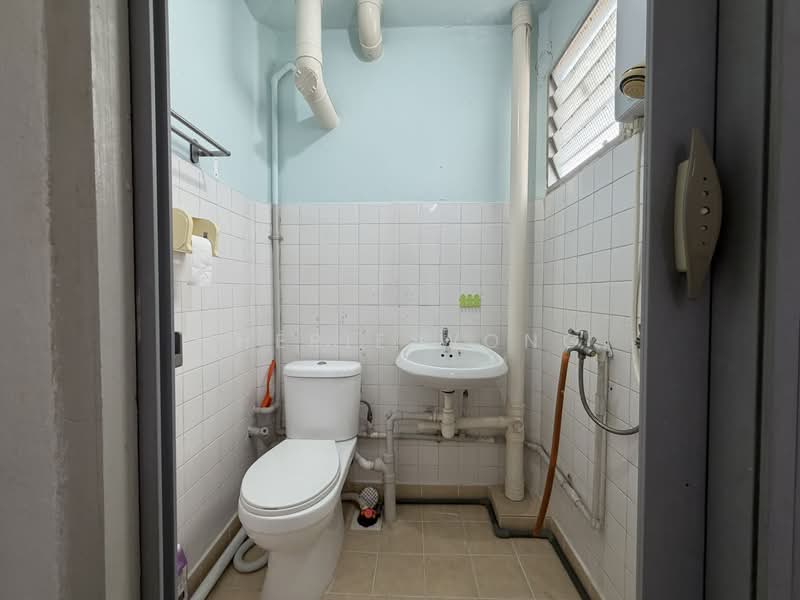 408 Bukit Batok West Avenue 4, 408 Bukit Batok West Avenue 4, 2 Bedrooms, 732 sqft, HDB Flat For Sale, by Cherie Wong, 500208754 - Bathroom - PropertyGuru.com.sg