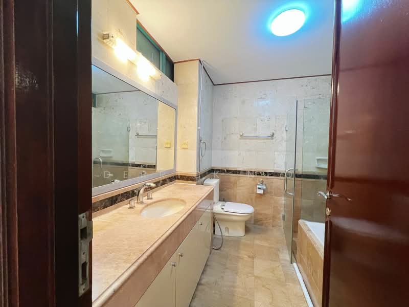 Kew Crescent, Kew Crescent, 7 Bedrooms, 3,914 sqft, Terraced House For Rent, by Derrick Neo, 500208755 - Bathroom - PropertyGuru.com.sg