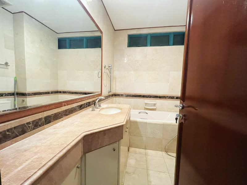 Kew Crescent, Kew Crescent, 7 Bedrooms, 3,914 sqft, Terraced House For Rent, by Derrick Neo, 500208755 - Bathroom - PropertyGuru.com.sg
