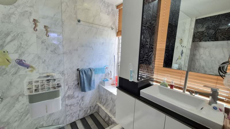 Waterfront Key, 770 Bedok Reservoir Road, 3 Bedrooms, 1,163 sqft, Condominium For Sale, by William Heng, 500208769 - Bathroom - PropertyGuru.com.sg