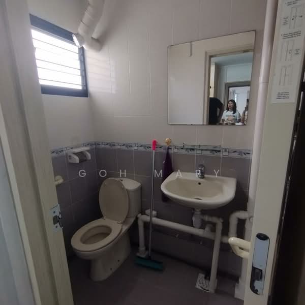 606 Ang Mo Kio Avenue 5, 606 Ang Mo Kio Avenue 5, 2 Bedrooms, 800 sqft, HDB Flat For Rent, by Goh Mary, 500208776 - Bathroom - PropertyGuru.com.sg
