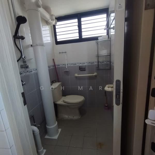 606 Ang Mo Kio Avenue 5, 606 Ang Mo Kio Avenue 5, 2 Bedrooms, 800 sqft, HDB Flat For Rent, by Goh Mary, 500208776 - Bathroom - PropertyGuru.com.sg