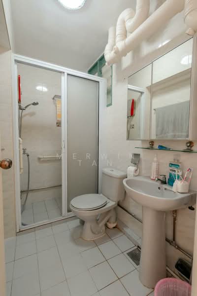 457 Choa Chu Kang Avenue 4, 457 Choa Chu Kang Avenue 4, 3 Bedrooms, 1,334 sqft, HDB Flat For Sale, by Merwin Tan, 500208796 - Bathroom - PropertyGuru.com.sg