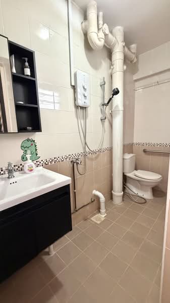 401 Jurong West Street 42, 401 Jurong West Street 42, 3 Bedrooms, 1,453 sqft, HDB Flat For Sale, by Christine Wee, 500208859 - Bathroom - PropertyGuru.com.sg