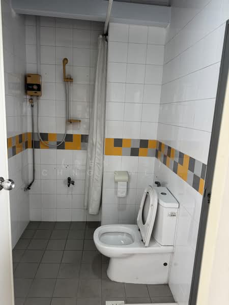 Unity Centre, 51 Bukit Batok Crescent, 1,560 sqft, Light Industrial (B1) For Sale, by (Dennis) Chng Swee Cher, 500208862 - Bathroom - CommercialGuru.com.sg