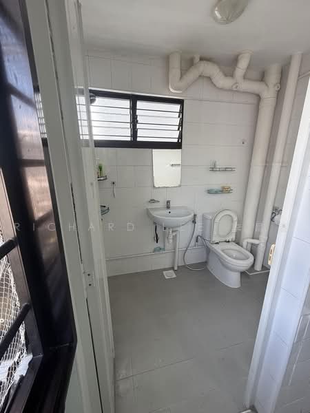 344 Woodlands Street 32, 344 Woodlands Street 32, 5 Bedrooms, 1,313 sqft, HDB Flat For Sale, by Richard Lee 李昌盛, 500208894 - Bathroom - PropertyGuru.com.sg