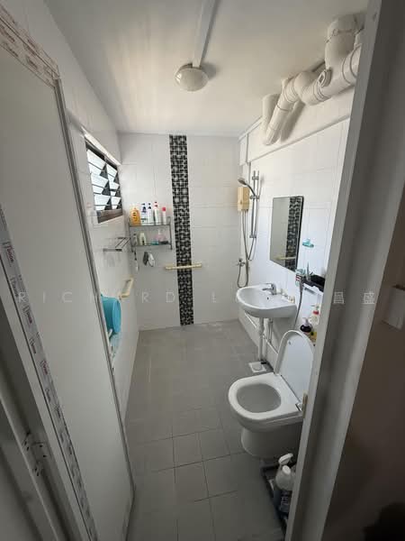 344 Woodlands Street 32, 344 Woodlands Street 32, 5 Bedrooms, 1,313 sqft, HDB Flat For Sale, by Richard Lee 李昌盛, 500208894 - Master Bathroom - PropertyGuru.com.sg