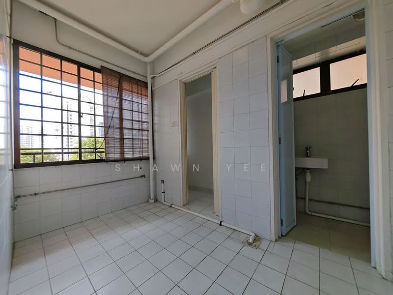 Parkway View, 39 Marine Parade Road, 4 Bedrooms, 1,775 sqft, Condominium For Rent, by Shawn Yee, 500208917 - Back yard toilet  - PropertyGuru.com.sg