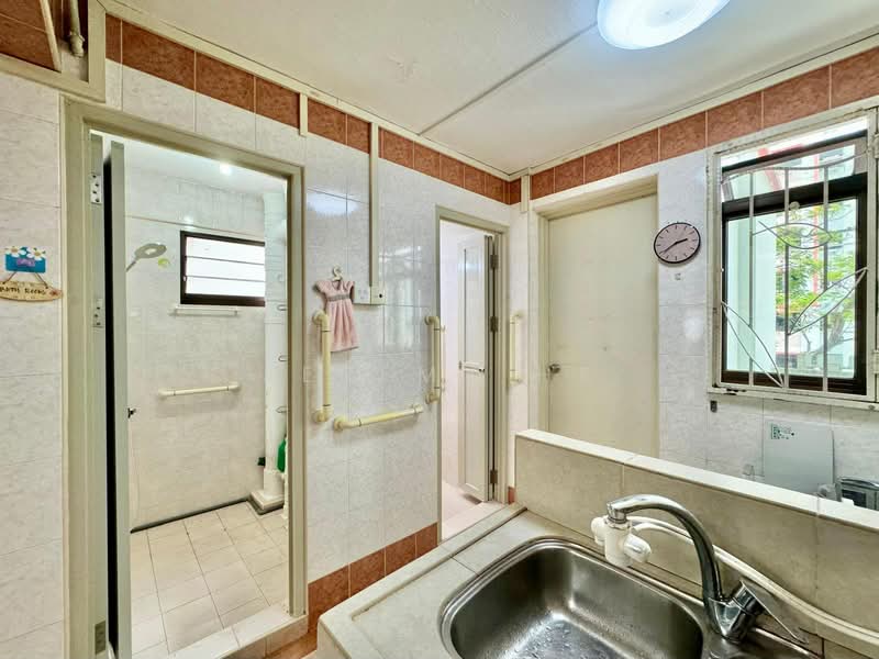 129 Kim Tian Road, 129 Kim Tian Road, 3 Bedrooms, 1,000 sqft, HDB Flat For Sale, by Jeremy He, 500208919 - Bathroom - PropertyGuru.com.sg