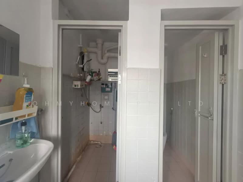 208 Toa Payoh North, 208 Toa Payoh North, 3 Bedrooms, 871 sqft, HDB Flat For Sale, by EVON NG, 500208954 - Bathroom - PropertyGuru.com.sg