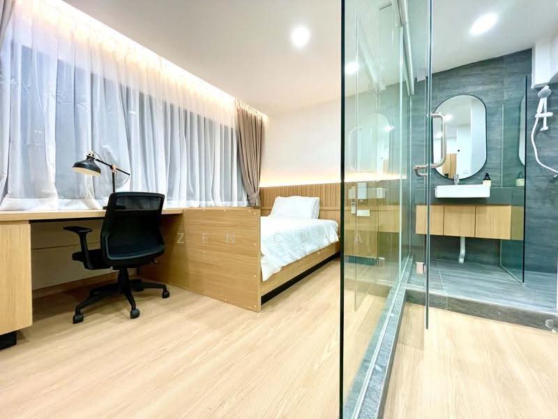 People's Park Complex, 1 Park Road, Boat Quay / Raffles Place / Marina, Room Rental, 240 sqft, Apartment For Rent, by Zen Chua, 500208959 - Bedroom with customised study table - PropertyGuru.com.sg