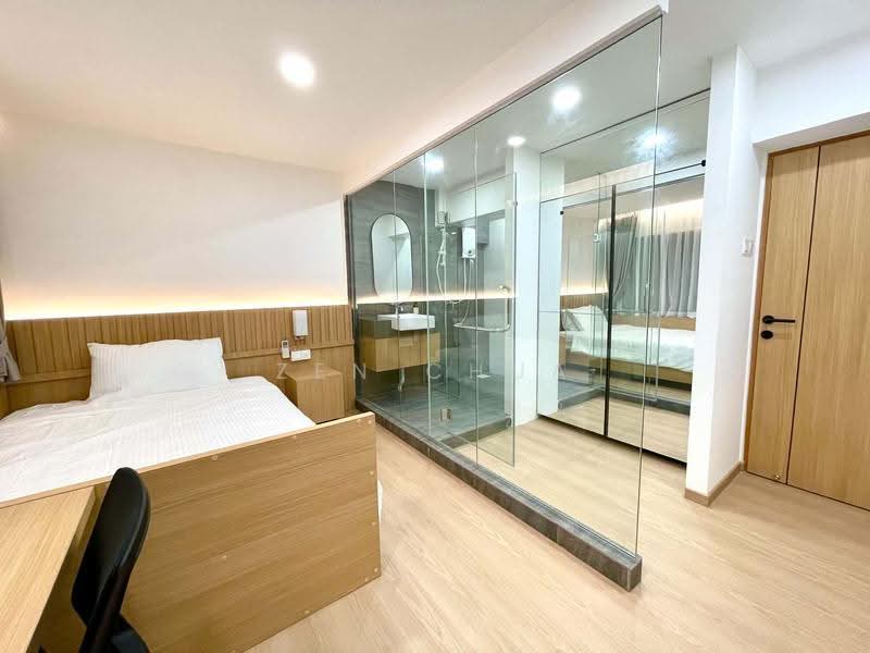 People's Park Complex, 1 Park Road, Boat Quay / Raffles Place / Marina, Room Rental, 240 sqft, Apartment For Rent, by Zen Chua, 500208959 - Bedroom with private shower room - PropertyGuru.com.sg