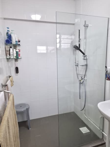 453 Jurong West Street 42, 453 Jurong West Street 42, 3 Bedrooms, 1,431 sqft, HDB Flat For Sale, by Cherry Ling, 500208968 - Bathroom - PropertyGuru.com.sg