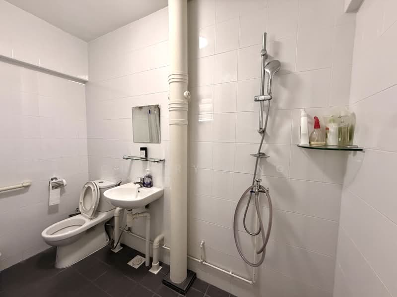 453 Jurong West Street 42, 453 Jurong West Street 42, 3 Bedrooms, 1,431 sqft, HDB Flat For Sale, by Cherry Ling, 500208968 - Bathroom - PropertyGuru.com.sg