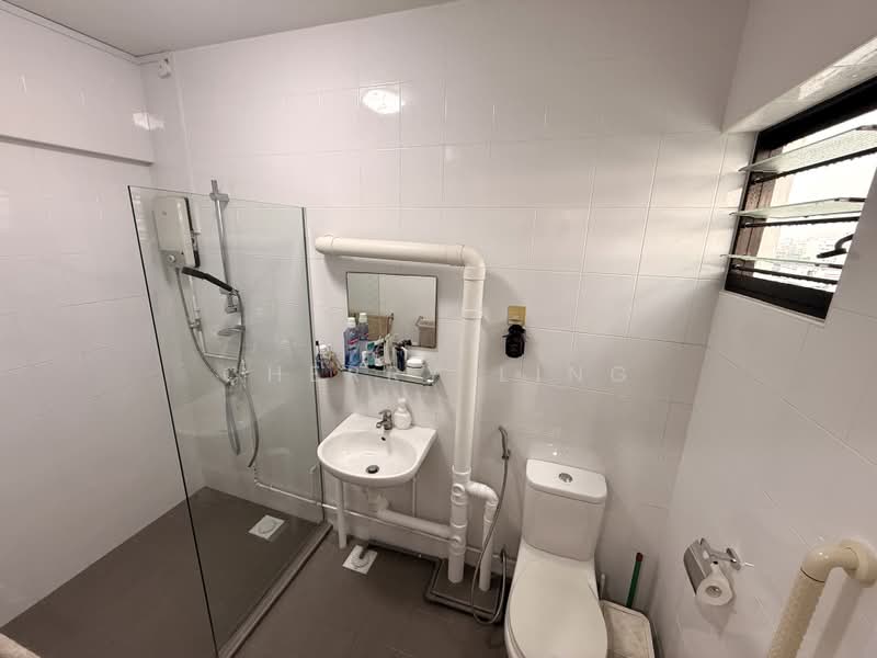 453 Jurong West Street 42, 453 Jurong West Street 42, 3 Bedrooms, 1,431 sqft, HDB Flat For Sale, by Cherry Ling, 500208968 - Bathroom - PropertyGuru.com.sg