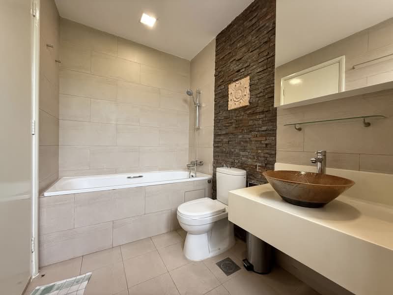 Seletar Hills Estate, Jalan Kelulut, 4 Bedrooms, 2,000 sqft, Corner Terrace For Rent, by Tan Shin Ee, 500208991 - Bathroom - PropertyGuru.com.sg