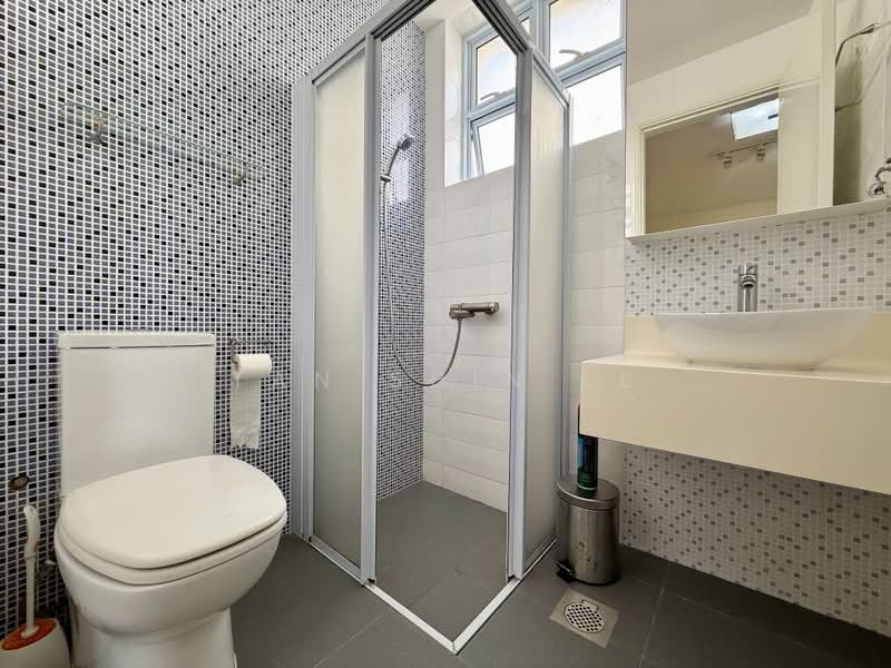 Seletar Hills Estate, Jalan Kelulut, 4 Bedrooms, 2,000 sqft, Corner Terrace For Rent, by Tan Shin Ee, 500208991 - Bathroom - PropertyGuru.com.sg