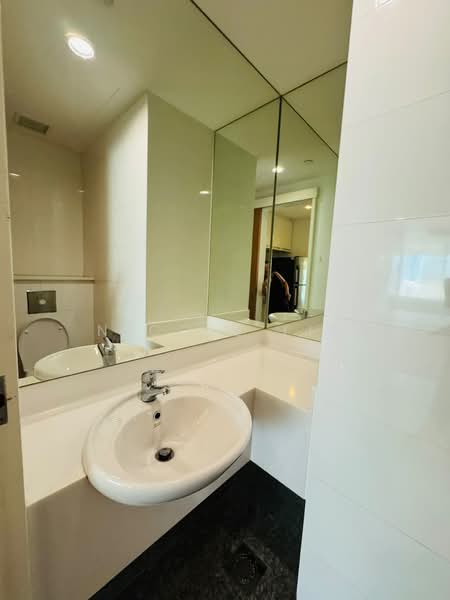 The Central, 8 Eu Tong Sen Street, 883 sqft, Office For Rent, by Nicole Lin, 500209024 - Bathroom - CommercialGuru.com.sg