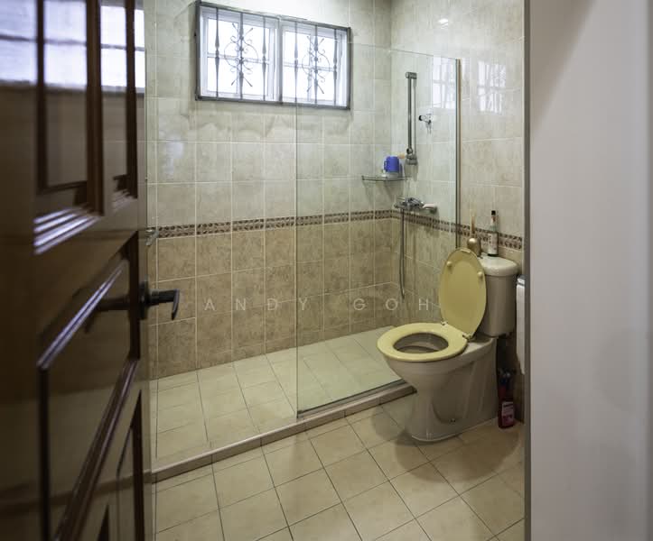 Yong Seng Estate, Jalan Senang, 5 Bedrooms, 3,500 sqft, Terraced House For Sale, by Andy Goh, 500209148 - Bathroom - PropertyGuru.com.sg