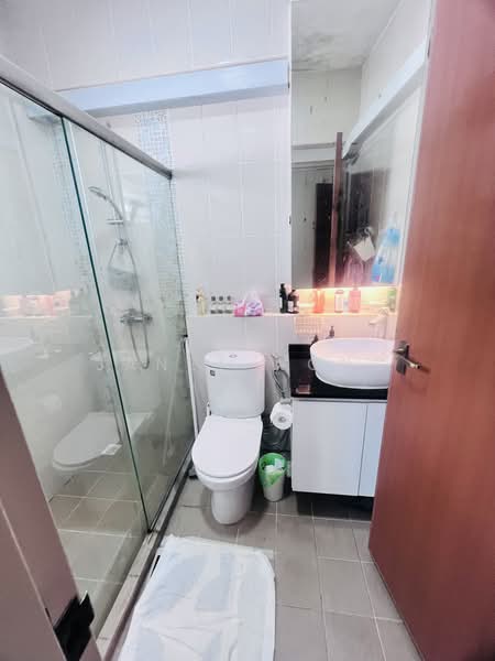 526D Costa Ris, 526D Pasir Ris Street 51, 3 Bedrooms, 1,001 sqft, HDB Flat For Sale, by Janet Wong, 500209156 - Master attached bathroom - PropertyGuru.com.sg