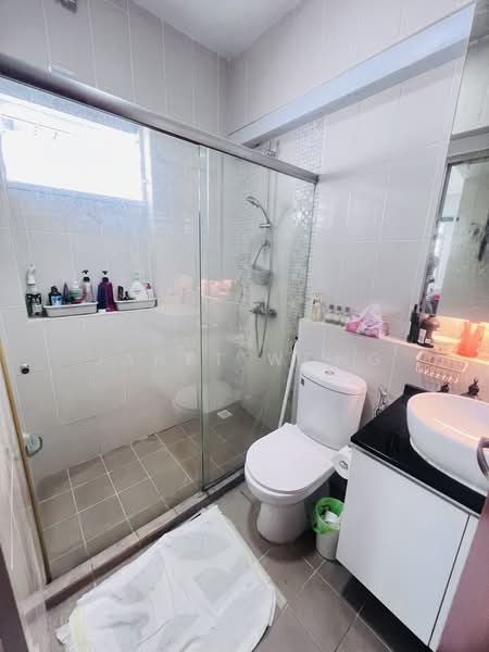 526D Costa Ris, 526D Pasir Ris Street 51, 3 Bedrooms, 1,001 sqft, HDB Flat For Sale, by Janet Wong, 500209156 - Master attached bathroom - PropertyGuru.com.sg