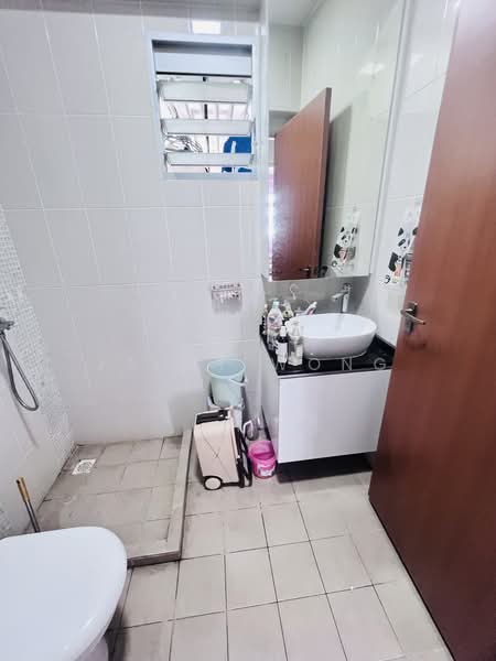 526D Costa Ris, 526D Pasir Ris Street 51, 3 Bedrooms, 1,001 sqft, HDB Flat For Sale, by Janet Wong, 500209156 - Common bathroom - PropertyGuru.com.sg
