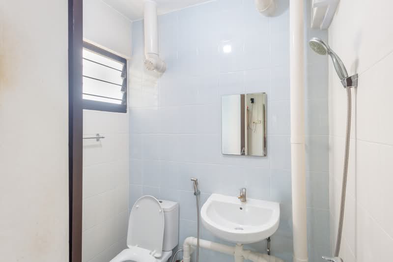 533 Ang Mo Kio Avenue 5, 533 Ang Mo Kio Avenue 5, 2 Bedrooms, 721 sqft, HDB Flat For Sale, by Meagan Tang, 500209161 - Bathroom - PropertyGuru.com.sg
