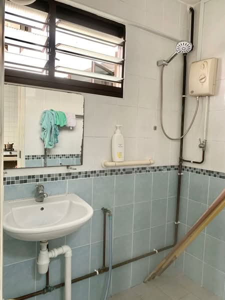 340 Clementi Avenue 5, 340 Clementi Avenue 5, 3 Bedrooms, 1,055 sqft, HDB Flat For Sale, by Nancy Wong Swee Keng, 500209176 - Bathroom - PropertyGuru.com.sg