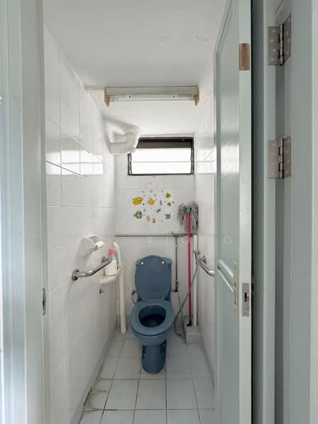 9 Lorong 7 Toa Payoh, 9 Lorong 7 Toa Payoh, 2 Bedrooms, 710 sqft, HDB Flat For Sale, by Ang Pei Xiong, 500209189 - Bathroom - PropertyGuru.com.sg