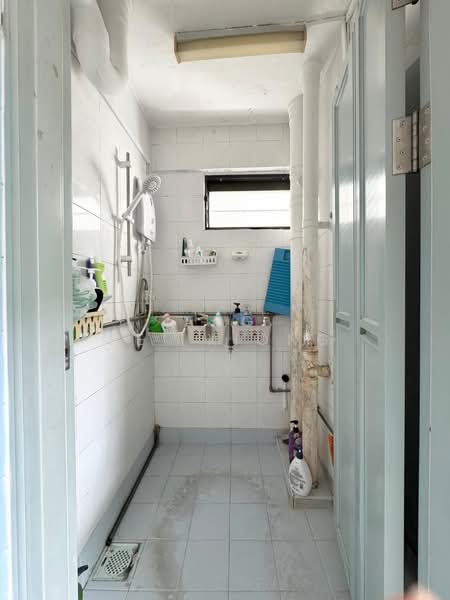 9 Lorong 7 Toa Payoh, 9 Lorong 7 Toa Payoh, 2 Bedrooms, 710 sqft, HDB Flat For Sale, by Ang Pei Xiong, 500209189 - Bathroom - PropertyGuru.com.sg