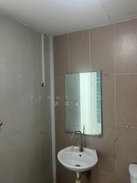Woodlands 11, 11 Woodlands Close, 1,938 sqft, Light Industrial (B1) For Sale, by Penny Ang 洪微霖, 500209229 - Bathroom - CommercialGuru.com.sg