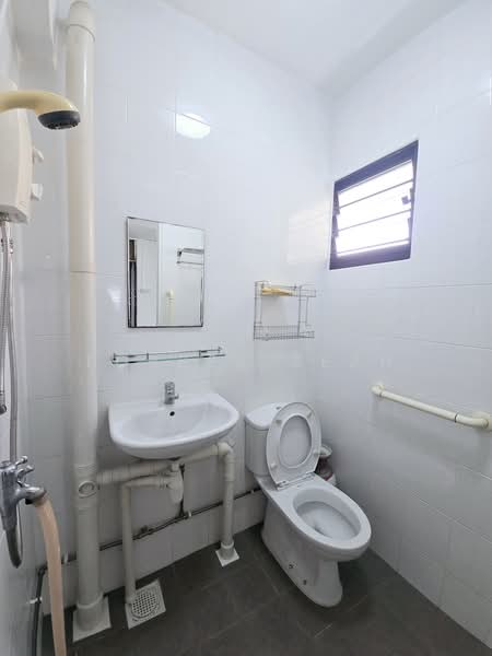 710 Clementi West Street 2, 710 Clementi West Street 2, 2 Bedrooms, 732 sqft, HDB Flat For Rent, by Forbes Seah, 500209230 - Bathroom - PropertyGuru.com.sg
