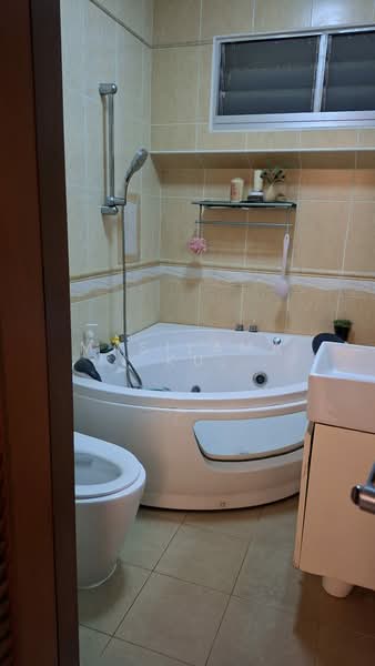 412 Choa Chu Kang Avenue 3, 412 Choa Chu Kang Avenue 3, 3 Bedrooms, 1,119 sqft, HDB Flat For Sale, by Masilamani Kumara Velu, 500209259 - Bathroom - PropertyGuru.com.sg