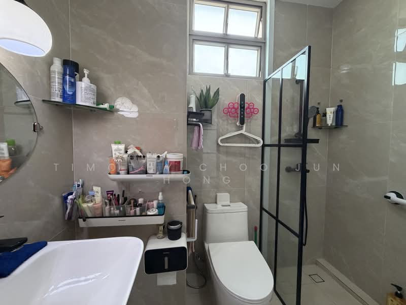 Azalea Park Condo, 8 Flora Road, 3 Bedrooms, 1,313 sqft, Condominium For Sale, by Timothy Choo Jun Hong, 500209275 - Bathroom - PropertyGuru.com.sg