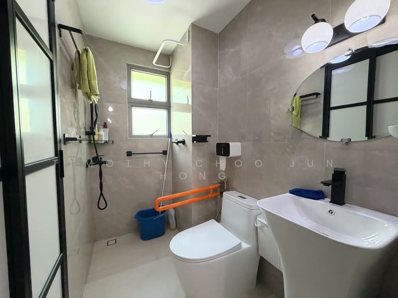 Azalea Park Condo, 8 Flora Road, 3 Bedrooms, 1,313 sqft, Condominium For Sale, by Timothy Choo Jun Hong, 500209275 - Bathroom - PropertyGuru.com.sg