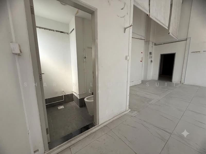 CT Hub 2, 114 Lavender Street, 1,044 sqft, Light Industrial (B1) For Rent, by Sharon Leong Suit LAN, 500209290 - Bathroom - CommercialGuru.com.sg