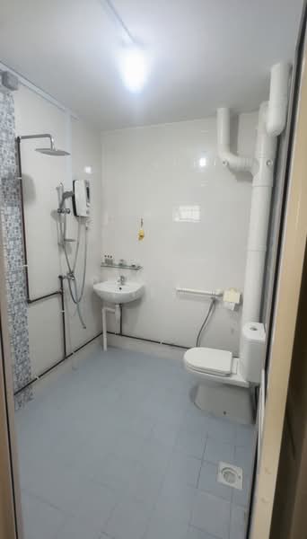 124 Tampines Street 11, 124 Tampines Street 11, 4 Bedrooms, 1,572 sqft, HDB Flat For Sale, by Daniel Liew, 500209351 - Bathroom - PropertyGuru.com.sg