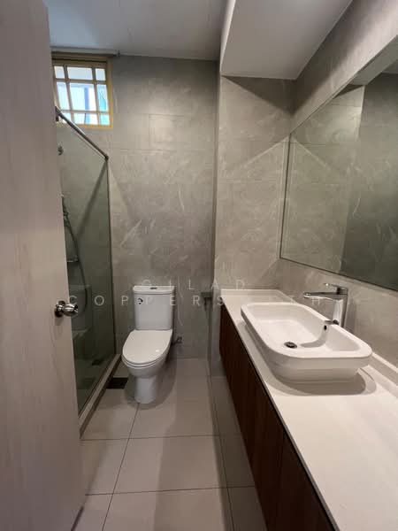Orange Regency, 101 Fernhill Road, 4 Bedrooms, 1,776 sqft, Apartment For Rent, by Gilad Coppersmith, 500209400 - Bathroom - PropertyGuru.com.sg