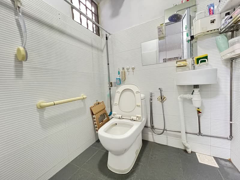 144 Bukit Batok West Avenue 6, 144 Bukit Batok West Avenue 6, 4 Bedrooms, 775 sqft, HDB Flat For Sale, by Owen Tan, 500209413 - Bathroom - PropertyGuru.com.sg