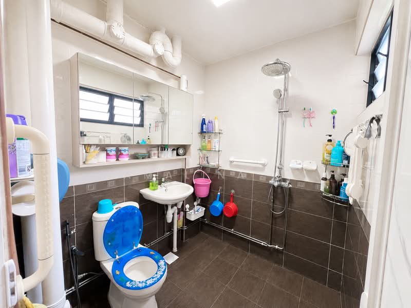 256 Tampines Street 21, 256 Tampines Street 21, 3 Bedrooms, 1,302 sqft, HDB Flat For Sale, by Amalina ., 500209415 - Master Bathroom - PropertyGuru.com.sg