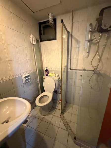 Simsville, 2 Geylang East Avenue 2, 3 Bedrooms, 1,249 sqft, Condominium For Sale, by Yvonne Lim, 500209428 - Bathroom - PropertyGuru.com.sg