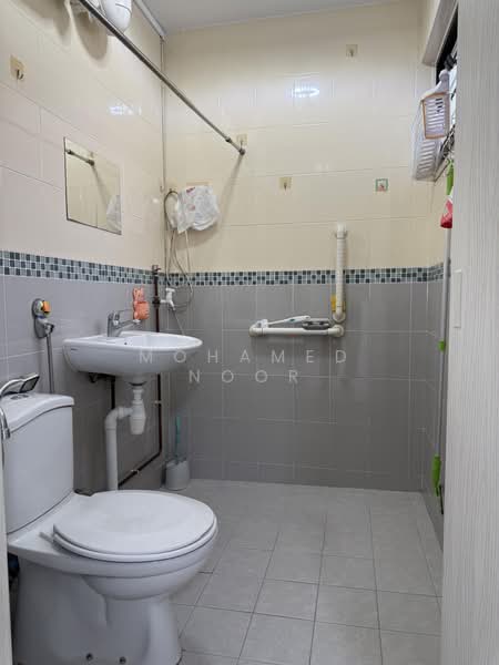 177 Bishan Street 13, 177 Bishan Street 13, 3 Bedrooms, 893 sqft, HDB Flat For Sale, by Mohamed Noor, 500209472 - Bathroom - PropertyGuru.com.sg